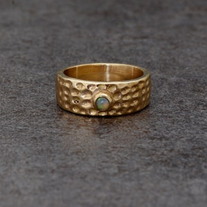 Anello in ottone con opale fatto a mano: anello con pietra preziosa boho martellata