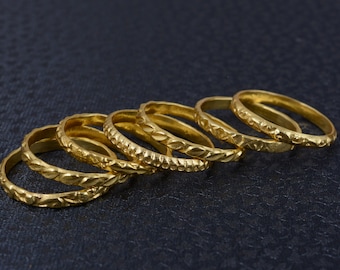 Bague empilable en laiton doré martelé : Bague bohème fine et délicate
