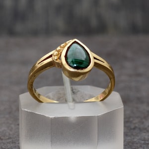 Anillo de malaquita de latón hecho a mano: joyería bohemia con piedras preciosas