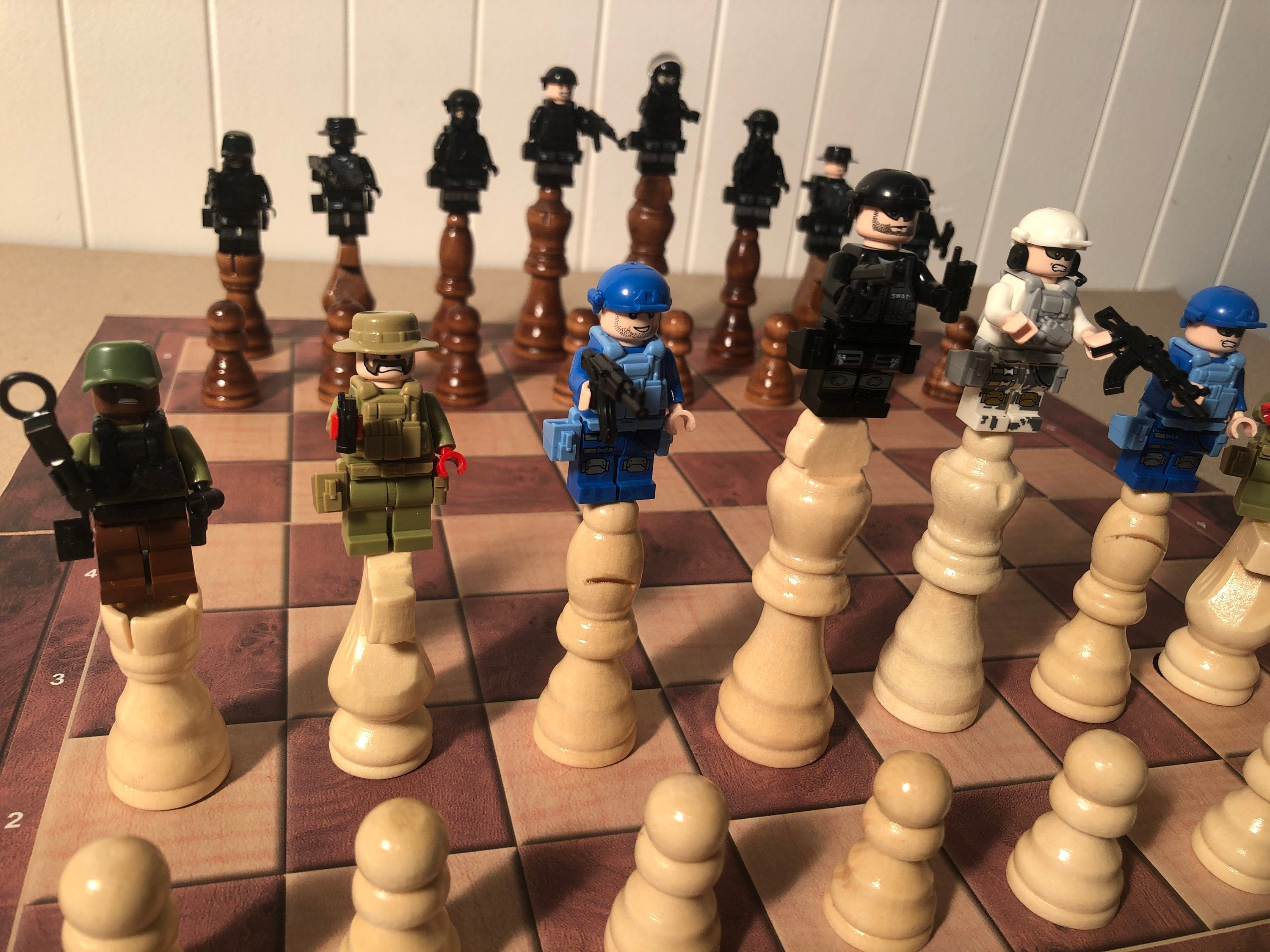 Jeu D'échecs Dictatorium - 32 Pièces Soldats Fantastiques - Boîte Plastique