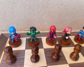 SUPER HEROES CHESS SCHACH スーパーヒーローズ チェス DC Super Heroes Schach Chess Set - www.ChessAntiques.com