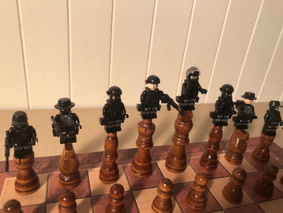Figurines Pièces d'Echecs Rome et Gladiateurs avec Echiquier
