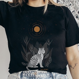 Camisa tigre, camiseta com estampa de tigre, blusa vintage de animal da selva, camiseta celestial, roupas alternativas, presente para ela
