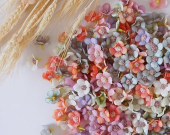 Pequeñas margaritas artificiales: 50 miniflores pastel para manualidades, confeti de boda, coronas y decoración de regalos.