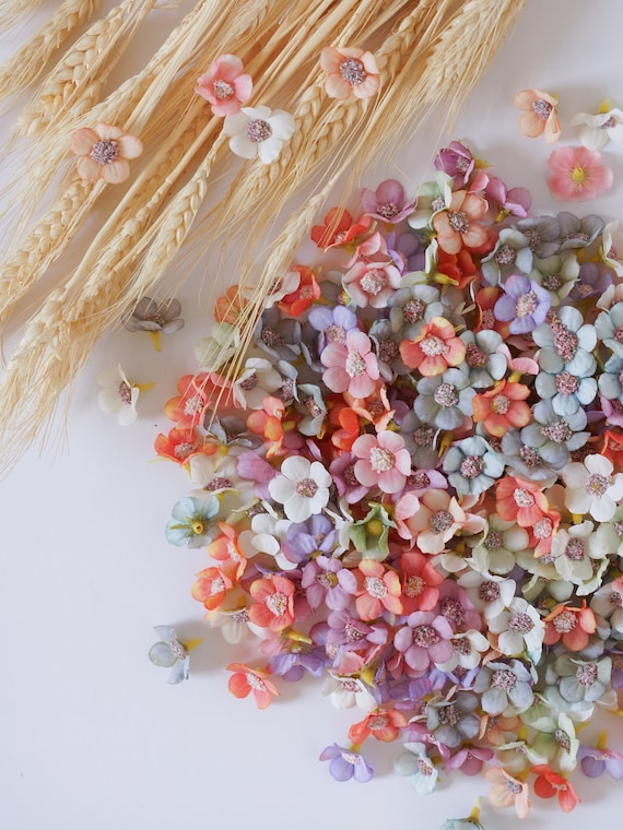 50 künstliche Gänseblümchen - Pastell Mini-Blüten für Kunsthandwerk, Hochzeitskonfetti, Kranzherstellung, Gastgeschenkdekoration