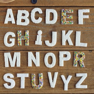 Patches de letras de feltro com miçangas, contas brancas e coloridas, letras maiúsculas do alfabeto A-Z, 1,69" (4,3 cm) de altura, aplique bordado para costurar