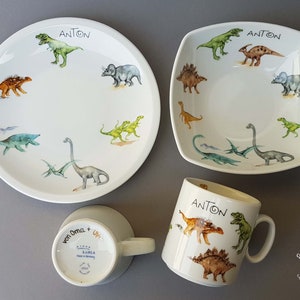 Kindergeschirr 2 5-teilig Dino Dinosaurier mit Wunschname Set Becher Müsli Brei Teller Geschenk Taufe persona Schulanfang Bild 1