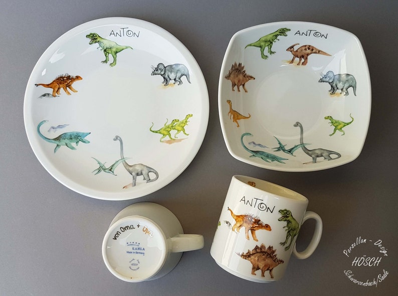 Kindergeschirr 2 5-teilig Dino Dinosaurier mit Wunschname Set Becher Müsli Brei Teller Geschenk Taufe persona Schulanfang Bild 1