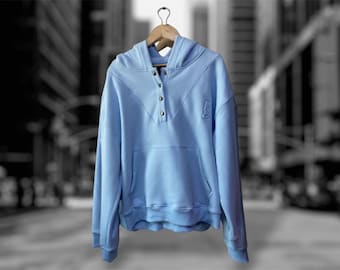 NYS Wygodna, lekka i ciepła bluza z kapturem typu boxi-fit. Z niepowtarzalnym, stylowym wzorem i wytłoczonym logo 3D. Wysokiej jakości bawełna, 3 kolory. Unisex M do XXL