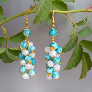 Orecchini con perline verdi-bianche. Orecchini lunghi. Orecchini fatti a mano. Orecchini eleganti da donna.