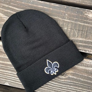 Flor de lis preta e dourada com gorro preto