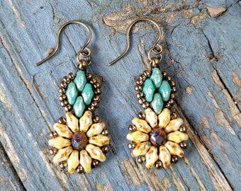 Boucles d'oreilles tournesol - faites main, cousues, verre, marguerite, jaune, feuille turquoise, soleil, artisanal, léger, fête des mères, beau cadeau