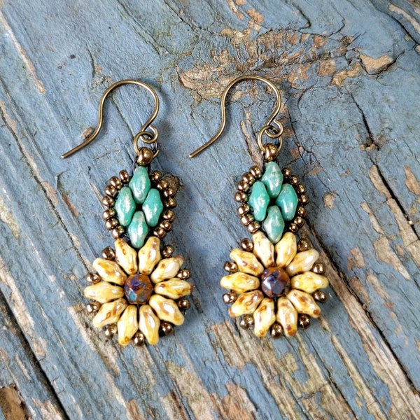 Boucles d'oreilles tournesol - faites main, cousues, verre, marguerite, jaune, feuille turquoise, soleil, artisanal, léger, fête des mères, beau cadeau