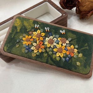 Portagioie in noce con ricamo a mano, portagioie con ricamo vintage, portagioie con fiori ricamati a mano, portagioie da sposa