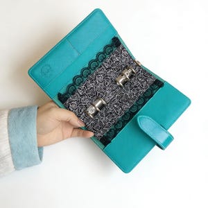 Handgemaakte katoenen stoffen planner insteekmap A6-ringband papierscheider M5 notitieboekje navulling A7-dagboekbijsluiter met witte roospatroon