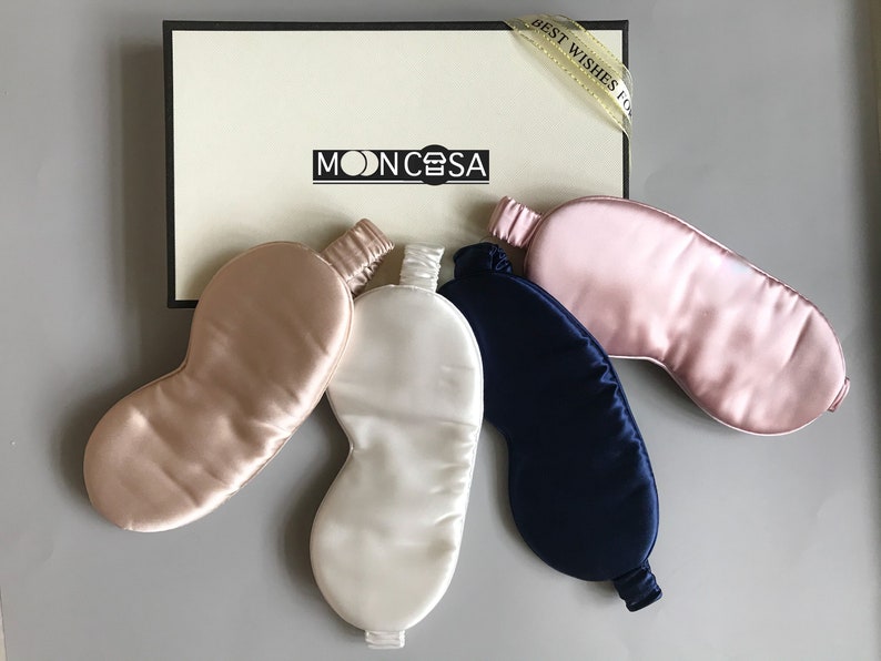 This mulberry silk eye mask is made of 22 momme silk, buttery-soft silk is good for skin and hair, best choice for your eye care, good gift for your friends and families in holidays.