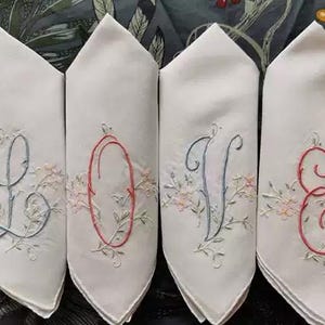 Um conjunto de alfabetos bordados antigos dos anos 1990 guardanapo, toalha de mesa bordada, guardanapo bordado à mão com 26 letras, guardanapo para festa de fim de ano