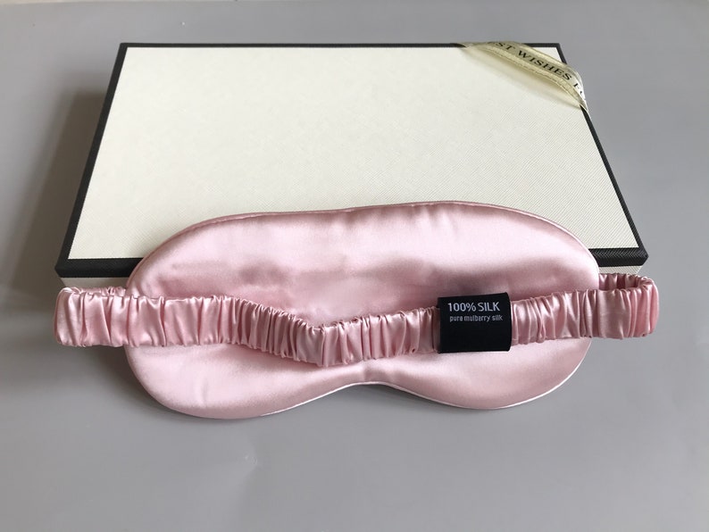 This mulberry silk eye mask is made of 22 momme silk, buttery-soft silk is good for skin and hair, best choice for your eye care, good gift for your friends and families in holidays.