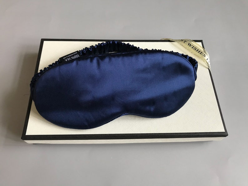 This mulberry silk eye mask is made of 22 momme silk, buttery-soft silk is good for skin and hair, best choice for your eye care, good gift for your friends and families in holidays.