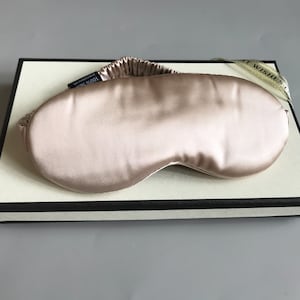 This mulberry silk eye mask is made of 22 momme silk, buttery-soft silk is good for skin and hair, best choice for your eye care, good gift for your friends and families in holidays.