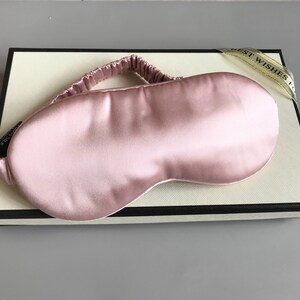 This mulberry silk eye mask is made of 22 momme silk, buttery-soft silk is good for skin and hair, best choice for your eye care, good gift for your friends and families in holidays.
