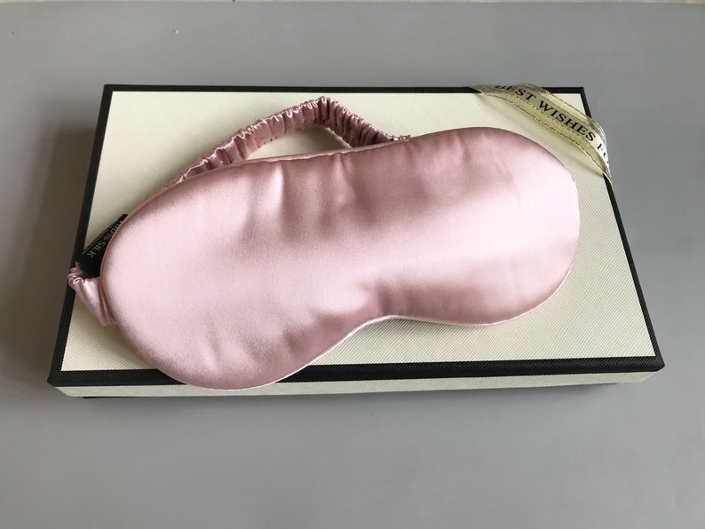 This mulberry silk eye mask is made of 22 momme silk, buttery-soft silk is good for skin and hair, best choice for your eye care, good gift for your friends and families in holidays.