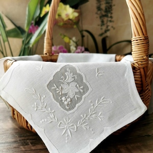 Tovagliolo di pane in voile e lino ricamato vintage degli anni '90, tovagliolo floreale ricamato, tovagliolo cucito a mano, tovagliolo per feste