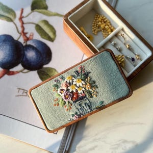 Boîte à bijoux en noyer avec broderie main, Boîte à bijoux brodée vintage, Boîte à bijoux brodée à la main avec fleurs, Boîte à bijoux pour mariée