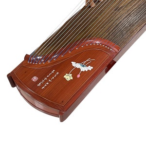 Può includere: Un guzheng cinese tradizionale, uno strumento a corde pizzicate con 21 corde, con un bellissimo design floreale sulla tavola armonica. Lo strumento è in legno con una finitura marrone rossiccia e ha una forma curva.