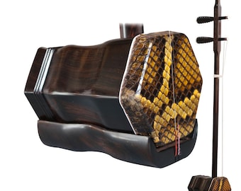 Puede incluir: Un erhu chino de madera marrón oscuro, un instrumento musical de dos cuerdas, con una caja de resonancia con un patrón de piel de serpiente. El erhu se mantiene en posición vertical mediante un soporte y tiene un cuello largo con dos clavijas de afinación.