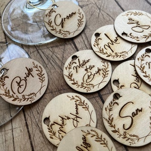 Wijnglas bedel - tafelnaamkaartjes - rustiek bruiloftsdecor - plaatskaarten - trouwbedankjes - bruiloftsdecor - aangepaste bedels - naam wijnbedels
