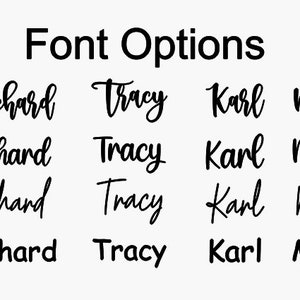 Puede incluir: Una tabla titulada Font Options que muestra cuatro filas numeradas de texto. Cada fila presenta los nombres Richard, Tracy, Karl y Maria en un estilo de fuente negro diferente, que var&iacute;a desde escrituras cursivas hasta una fuente sans-serif.