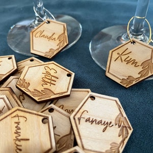 Wijnglas charme - tabel naamkaartjes - rustiek bruiloft decor - plaatskaarten - huwelijksgunsten - bruiloft decor - aangepaste charmes - naam wijn charmes
