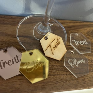 Rustieke bruiloft zeshoek wijn bedels - gepersonaliseerde en gegraveerde houten bedels voor couvert - bruiloft charmes - bruiloft decor - trouwbedankjes