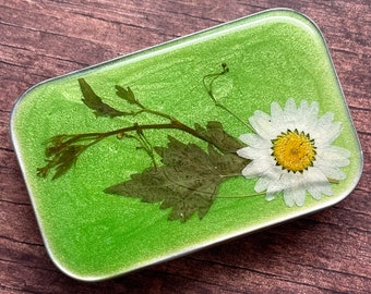 Decorative Tin, Jewelry Case, Resin, Daisy, Pressed Flower, Leaves, Green, Altoid-size, Sewing Kit, Knitting Notions, Botanical