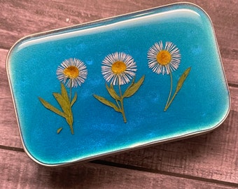 Decorative Tin, Storage Box, Metal Tin, Daisy Fleabane, Blue, White Flowers, Jewelry Case, Resin, Pressed Flowers, Altoid-size, Sewing Kit