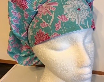 Female scrubcap - aqua daisy
