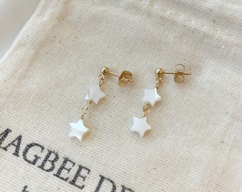 Pendientes de perlas estrella, pendientes de nácar rellenos de oro de 14K, pendientes de estrellas diminutas, pendientes de estrellas mínimas, pendientes de estrellas fugaces, regalo de Navidad