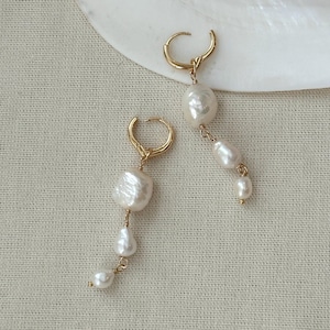 Orecchini pendenti con perle barocche, orecchini pendenti con perle riempite in oro 14 carati, orecchini con perle importanti, orecchini con perle moderne, orecchini a cerchio lunghi con perle pendenti