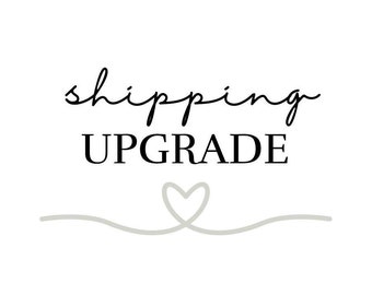 Può includere: Testo in bianco e nero che dice "shipping upgrade" con un cuore grigio disegnato sotto.