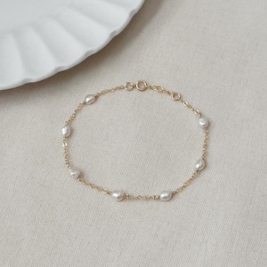 Delicate Pearl Bracelet, 14K Gold Filled Pearl Chain Bracelet, Dainty Multi Pearl Bracelet, Pearl Wedding Jewelry, Anniversary Gift for Her
