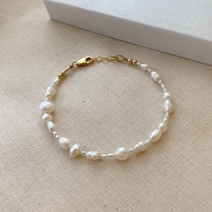 淡水パールブレスレット、14Kゴールドフィルドの上品なミックスパールブレスレット、天然パールブレスレット、MagBee Designsの不規則なパールブレスレット