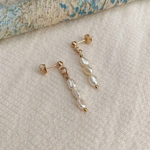 MagBee Designs の淡水パールイヤリング、上品な 14K ゴールドフィルド パールイヤリング、垂れ下がるパールドロップイヤリング、ブライダルスタッドパールイヤリング