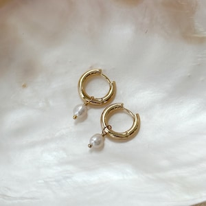 Baroque Pearl Hoops, 18K Gold Filled Freshwater Pearl Huggie Hoop Earrings, Dangly Pearl Earrings, Gold Pearl Drop Earrings, Gifts for Women