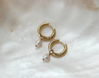 Baroque Pearl Hoops, 18K Gold Filled Freshwater Pearl Huggie Hoop Earrings, Dangly Pearl Earrings, Gold Pearl Drop Earrings, Gifts for Women