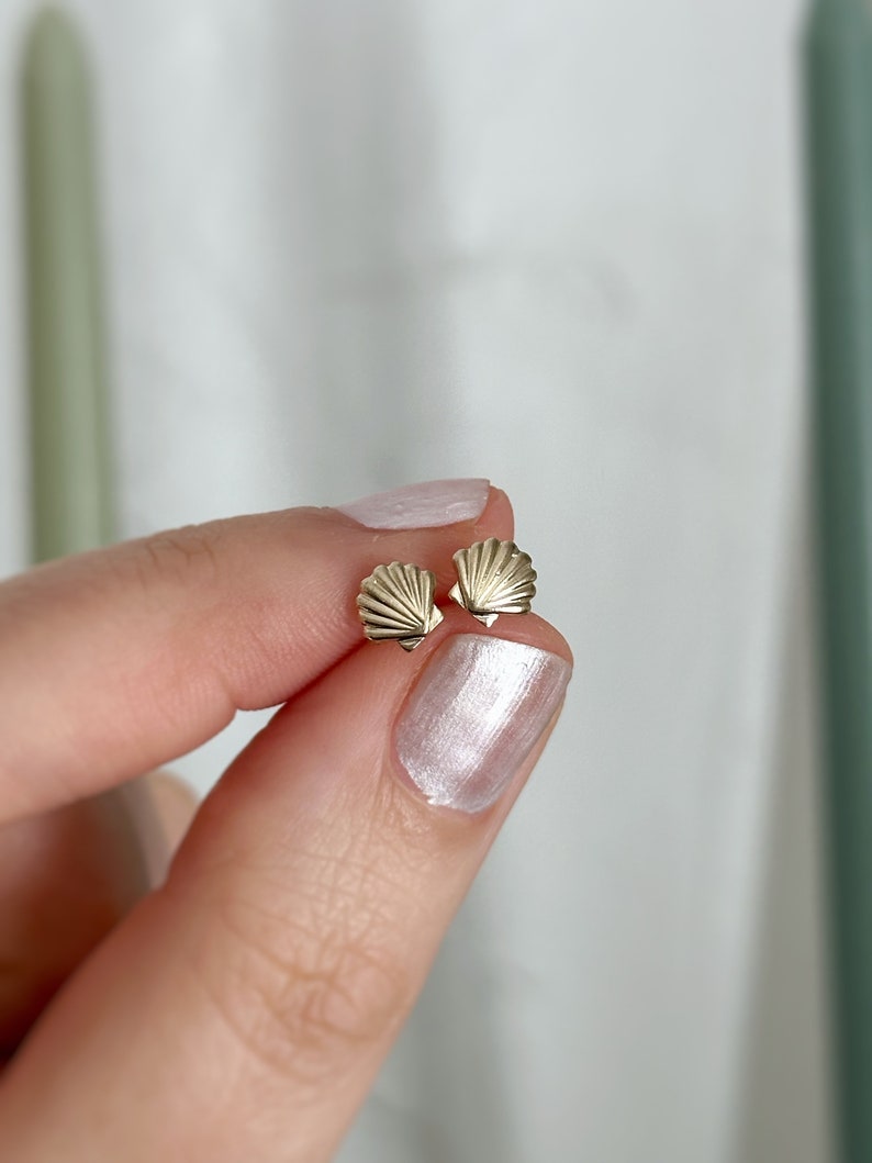 gold shell studs shell stud earrings gold filled stud earrings small stud earrings cute earrings scallop shell earrings gifts for daughter gifts for sister gifts for mom gift for teen daughter tiny stud earrings