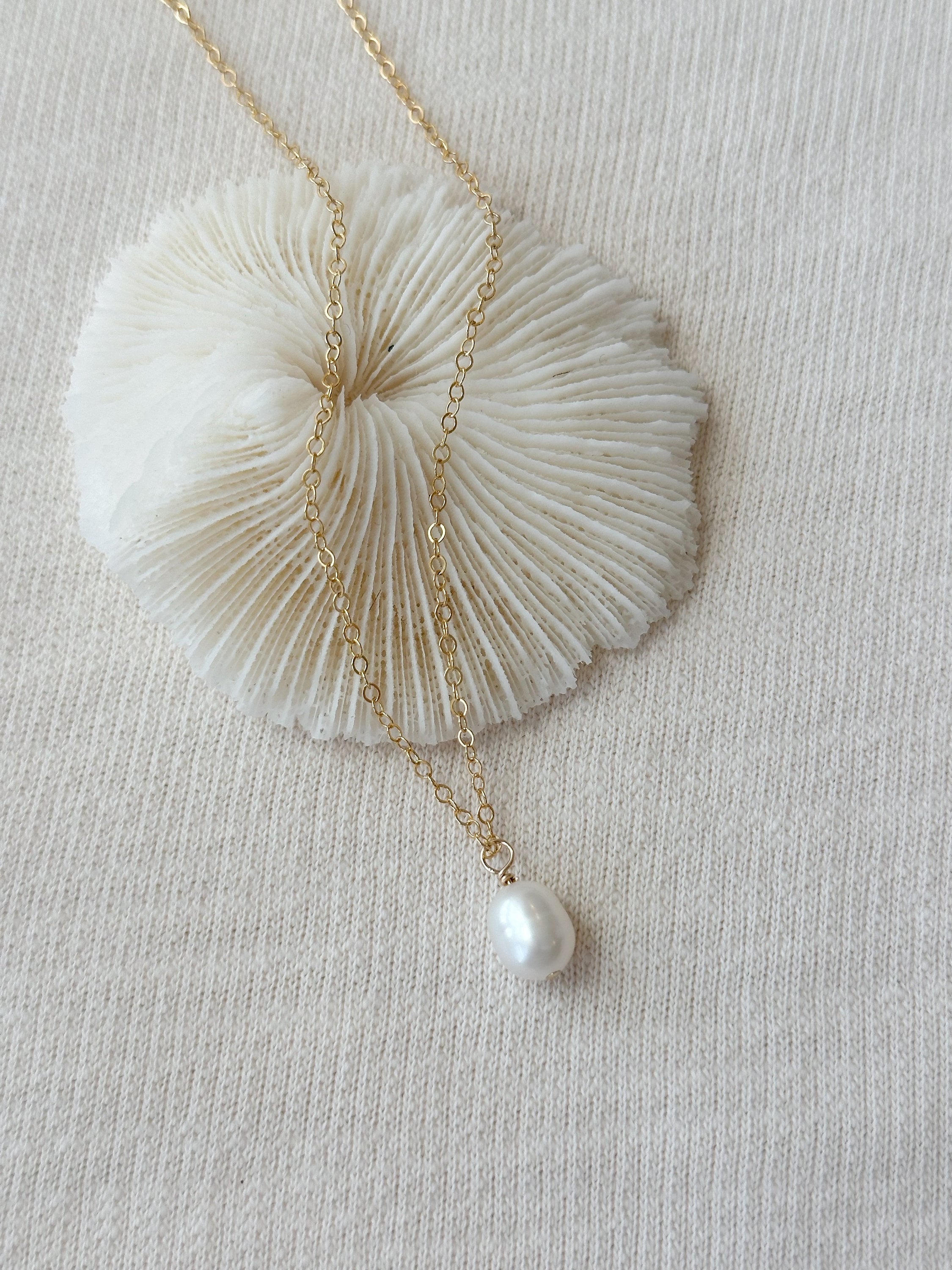 ブレスレット LESS IS MORE 14K gold field pearl necklace CLAM 14K Gold Filled Real Pearl Necklace Choker, Freshwater