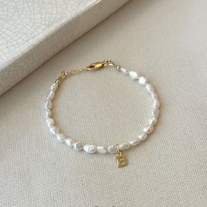 Perlen Süßwasserperle Anfangsarmband, zierliches 14K Gold gefülltes Buchstabenarmband, personalisiertes Anfangsarmband, maßgeschneiderte Geschenke für Sie