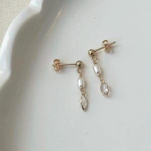 Puces d'oreilles avec perles délicates et diamants, Boucles d'oreilles pendantes avec perles en or 14 carats, Boucles d'oreilles en or massif avec topazes blanches, Puces d'oreilles en perles fines, Bijoux de mariage