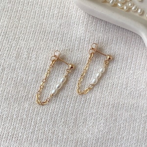 Aretes de cadena de perlas, aretes chapados en oro de 14 quilates, aretes de perla de semilla, aretes elegantes para boda, aretes delicados de botón, aretes de aro con cadena